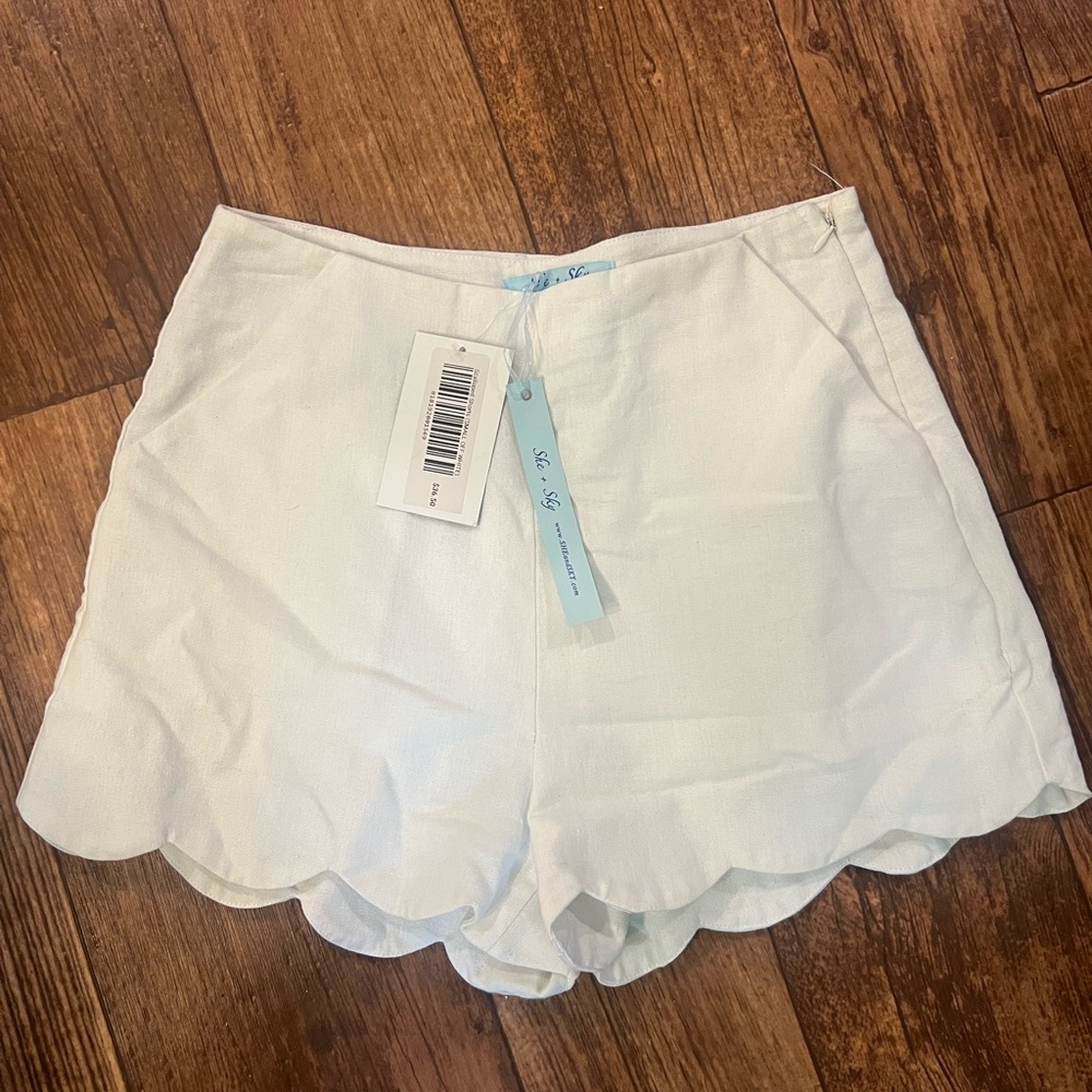 New Women's White Scalloped Shorts